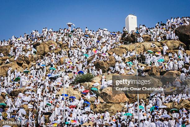 mount arafat during hajj - hajj stock-fotos und bilder
