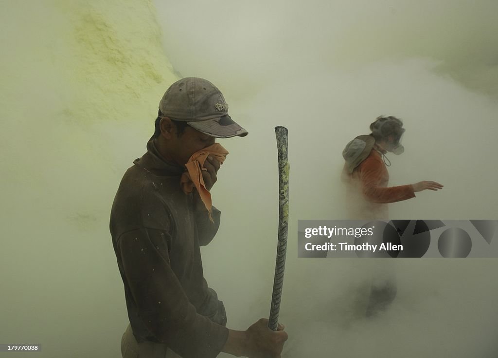 Sulfur miners struggle to breathe in toxic gases