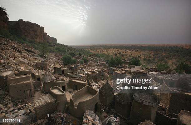 dogon village under the bandiagara cliffs, mali - dogon bezirk stock-fotos und bilder