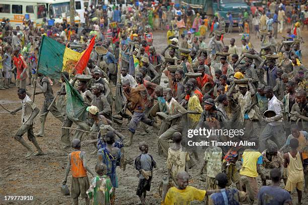 replastering the great mud mosque, djenne, mali - 西アフリカ マリ共和国 ストックフォトと画像