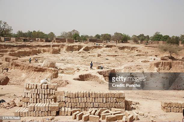 people making clay bricks - ouagadougou stock-fotos und bilder