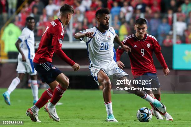 Aníbal Godoy of Panama battles for possession with Anthony Contreras and Manfred Ugalde of Costa Rica during a first leg quarter final match between...