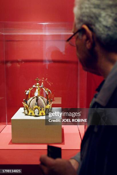 Une personne regarde la Couronne aux Camées dite "de Charlemagne", exécutée pour le sacre de Napoléon 1er, le 19 octobre 2004 au musée du Louvre à...