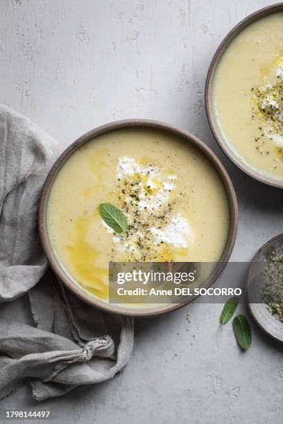 homemade leek potato cream soup with seeds, cottage cheese and fresh sage herbs - laune stock-fotos und bilder