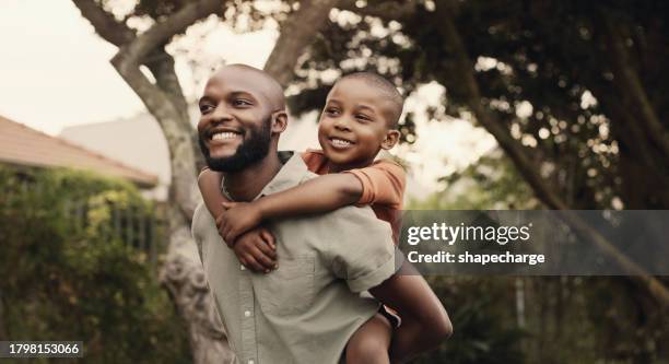 feliz, padre e hijo a cuestas en el jardín, en el patio trasero o caminando por el parque con libertad y apoyo. familia negra, unida y unida en el juego al aire libre en la naturaleza con amor, felicidad y energía - padre e hijas fotografías e imágenes de stock