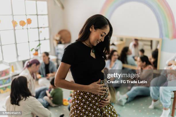mittlerer erwachsener schwanger in der gruppentherapie einer mutter - prenatal class stock-fotos und bilder