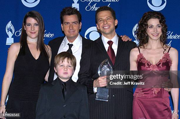 Melanie Lynskey, Angus T. Jones, Charlie Sheen, Marin Hinkel, and Jon Cryer of Two and a Half Men, winner for Favorite New TV Comedy Series