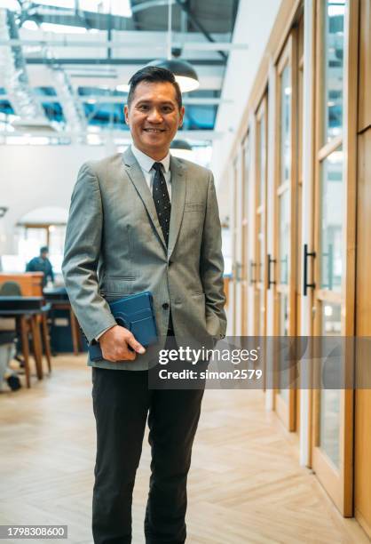 inspiring confidence: the charisma of a smiling chinese business professional - diretor geral imagens e fotografias de stock