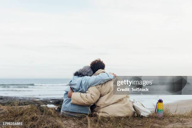 ein schöner morgen - arm umlegen stock-fotos und bilder