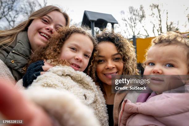 tutti per un selfie - i-love-you-frase-inglese foto e immagini stock