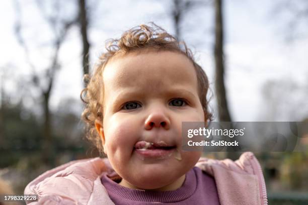 leccandomi le labbra - fare la lingua foto e immagini stock