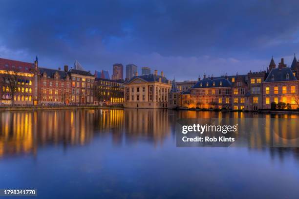 binnenhof and mauritshuis and government buildings reflected in hofvijver at night - the mauritshuis stock pictures, royalty-free photos & images