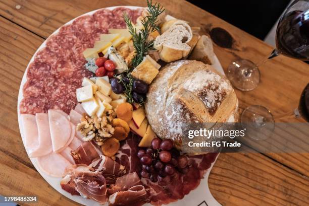 tabla de pan y embutidos - antipasto fotografías e imágenes de stock