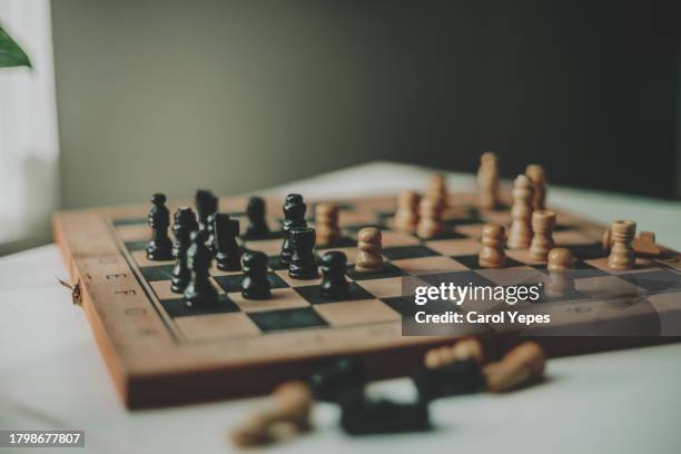 conceptual image of a chessboard with chess pieces - échiquier photos et images de collection