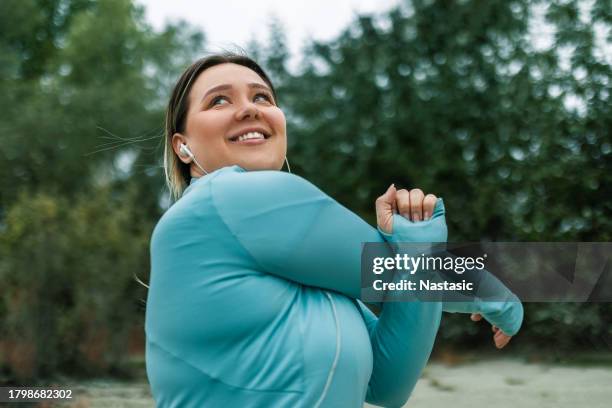 giovane donna che abbraccia il benessere - obese person foto e immagini stock