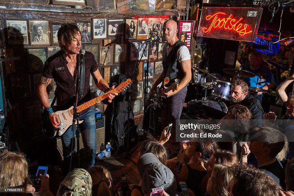 Keith Urban Promotes His New Album "Fuse" With Surprise Performances In Nashville