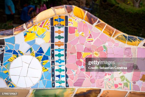 mosaic of broken tiles in the parc guell in barcelona (catalonia, spain). the parc guell was designed by antonio gaudi and is declared as a world heritage site by the unesco. - antonio gaudi fotografías e imágenes de stock