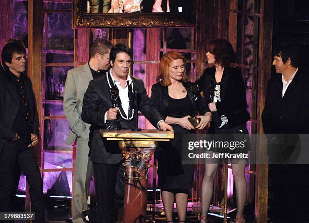 Frank Infante, Gary Valentine, Jimmy Destri, Debbie Harry and Clem Burke of Blondie, inductees, with presenter Shirley Manson