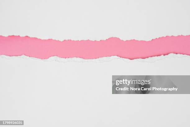 white torn paper on pink - papel cortado fotografías e imágenes de stock