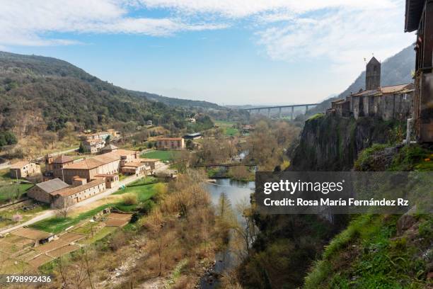 view  of the medieval village castellfollit de la roca, girona catalonia, spain - castellfollit de la roca fotografías e imágenes de stock