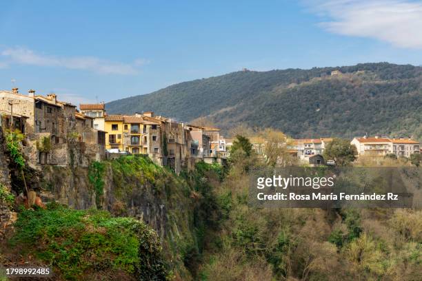 view  of the medieval village castellfollit de la roca, girona catalonia, spain - castellfollit de la roca stock-fotos und bilder