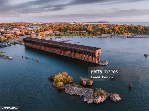 lower harbor ore dock - michigan fotografías e imágenes de stock