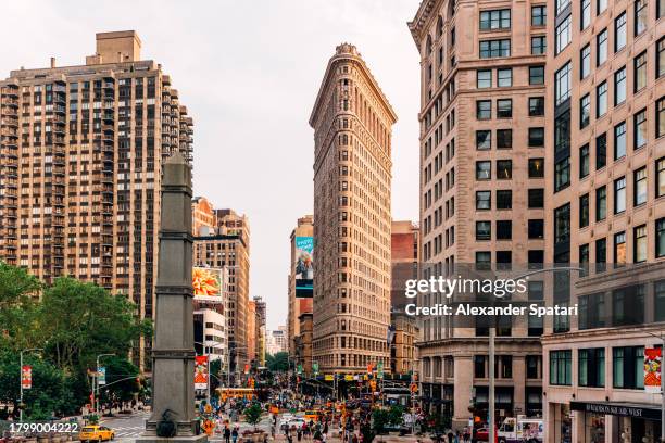 flatiron building and fifth avenue, new york city, usa - fifth avenue stock pictures, royalty-free photos & images