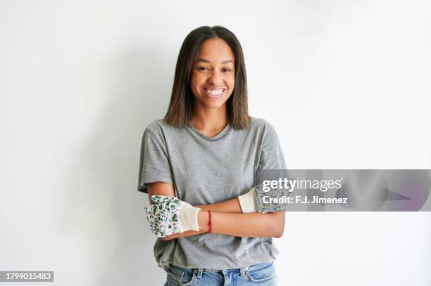 portrait of woman with gardener gloves on white background - gartenhandschuh freisteller stock-fotos und bilder