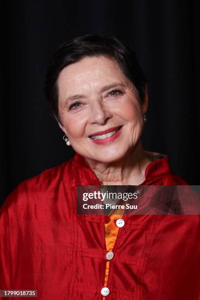 Isabella Rossellini attends the "Naples Dans Le Regard Des Cineastes" Photocall at Le Louvre on November 17, 2023 in Paris, France.