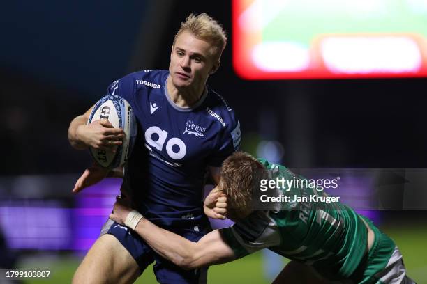Arron Reed of Sale Sharks holds off Ben Redshaw of Newcastle Falcons during the Gallagher Premiership Rugby match between Sale Sharks and Newcastle...
