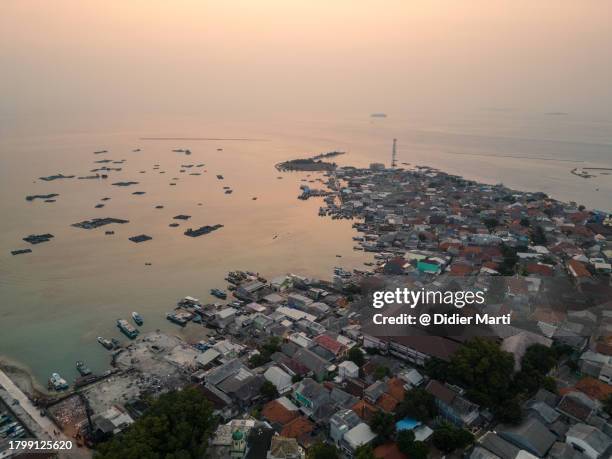 crowded island in jakarta bay in indonesia - indonesia at risk to rising sea levels stock pictures, royalty-free photos & images