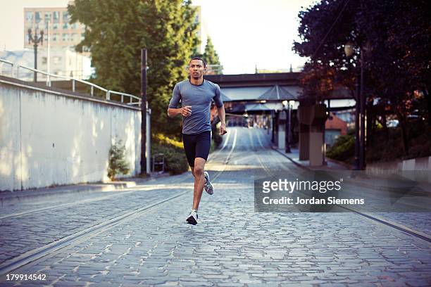 a man running in the city. - jogging photos et images de collection