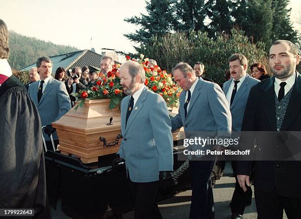 Sarg-Träger, Beerdigung von Günter Strack,;Münchsteinach, Familie Freunde und;Kollegen erweisen Günter Strack die letzte;Ehre,