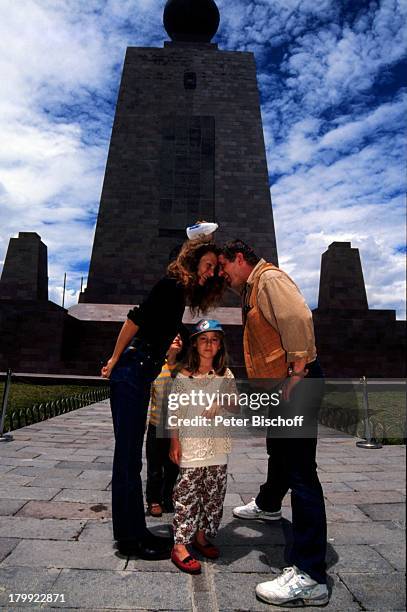 Heinz Hoenig, Ehefrau Simone, Tochter;Paula, Sohn Lukas, Urlaub, "Mittelpunkt;der Welt", Ecuador/Südamerika, Mütze, Familie,