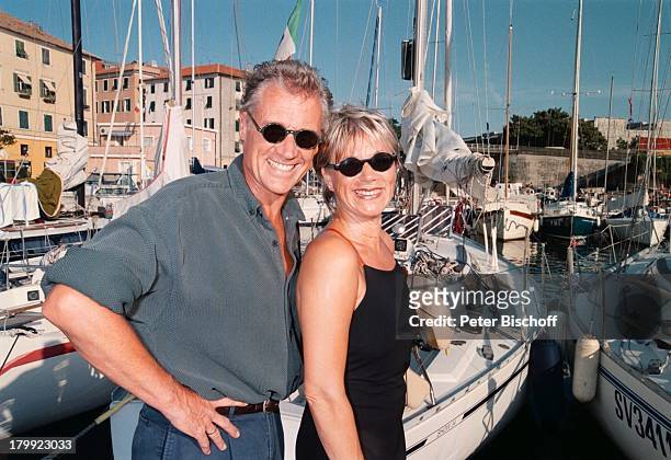 Robert Atzorn, Ehefrau Angelika Hartung,;"Der Kapitän"-Folge: "Verlorene Liebesmüh";ZDF-Reihe, Dreh Genua/Italien, Urlaub,;Sonnenbrille,