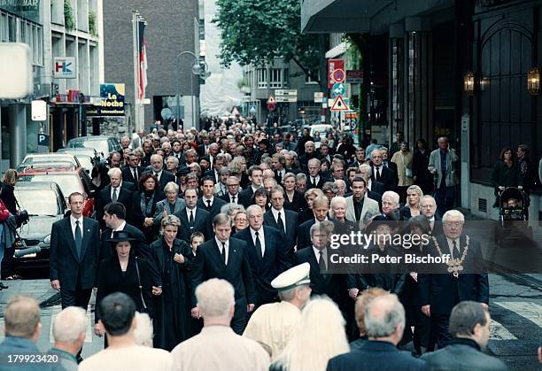 Mariele Millowitsch, Lebensgefährte Dr.;Alexander Isadi, Gerda Millowitsch,;Norbert Burger , Willy;Millowitsch Beerdigung, Köln, Trauermarsch,...