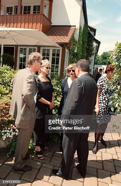 Robert Atzorn, Ehefrau Angelika Hartung,;zum Gedenken an den 70. Geburtstag von;Günter Strack versammelten sich alle seine;Freunde im Garten seines...