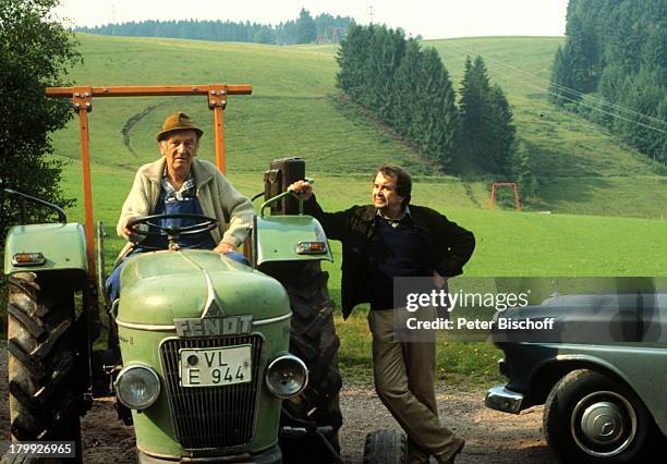 Wolfgang Kieling, Uwe Dallmeier,;"Schwarzwaldklinik", Folge: "Sterbehilfe",;ZDF-Serie, Trecker, Auto, Gankörper, Hut,