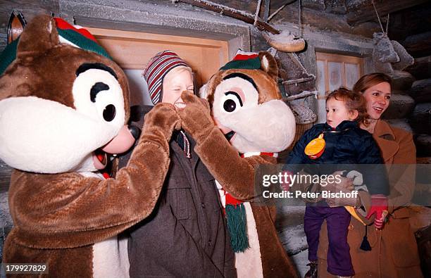 Dana Schweiger mit "Chip und Chap" und;Carin C. Tietze mit Tochter Lilly- June,;"Disneyland"- Paris/Frankreich, "Mickeys-;Winter- Wunderland",