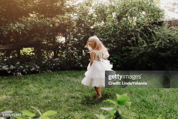 kleines mädchen im garten - gerafft stock-fotos und bilder