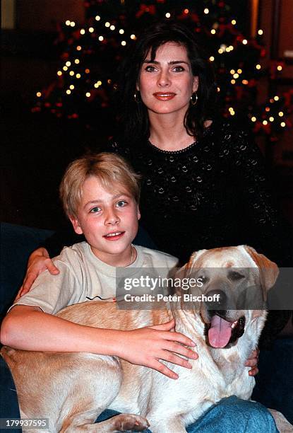 Maren Schumacher, Max Riemelt, Labrador;Juli, "Zwei allein"- ZDF- Weihnachtsserie,;Tannenbaum, Weihnachtsbaum,