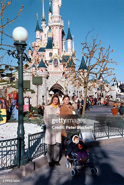 Carin C. Tietze mit Tochter Lilly June und;Schwester Barbara Tietze "Magic Castle",;"Disneyland"- Paris/Frankreich, Geschenke,