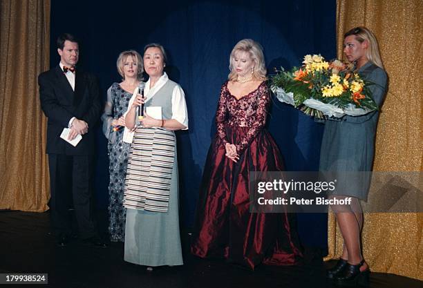 Pema Jetsun , Peter Kloeppel, Eva Herman, Ute;Henriette Ohoven, "Unesco-Gala",;"Swiss-Hotel", Düsseldorf, Bühne,;Blumenstrauss, Blumen, Mikrofon,