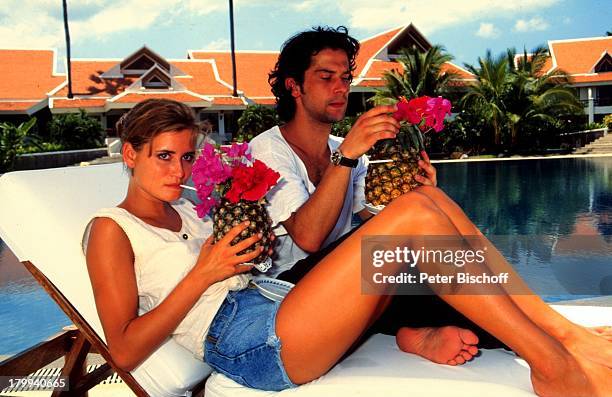 Anja Kling, Lebensgefährte Jens Solf, Insel Koh Samui/Thailand, Urlaub, Swimming-Pool, Drink, Ananas,