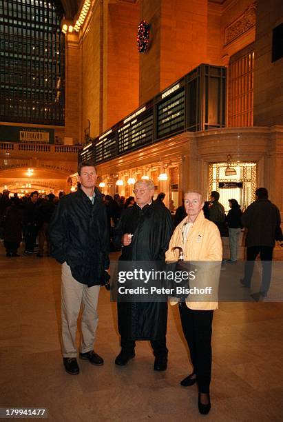 Günter Pfitzmann, Ehefrau Lilo, Sohn Dr.;Robert Pfitzmann, New York, USA, Urlaub,;Stadtbummel, Central-Station,;Hauptbahnhof, Bahnhofshalle,