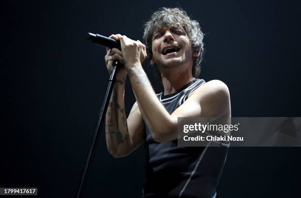 Louis Tomlinson performs at The O2 Arena on November 17, 2023 in London, England.