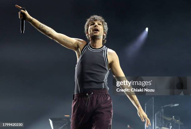 Louis Tomlinson performs at The O2 Arena on November 17, 2023 in London, England.