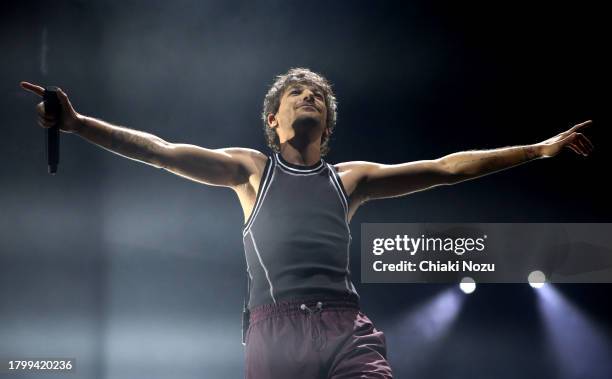 Louis Tomlinson performs at The O2 Arena on November 17, 2023 in London, England.