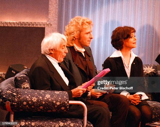 Johannes Heesters mit Simone Rethel,;Thomas Gottschalk, "Wetten, daß; .?";ZDF-Show, Charmeur, Anzug, Schauspieler, Sänger, Entertainer,