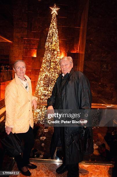 Günter Pfitzmann, Ehefrau Lilo, New York,;USA, Urlaub, Stadtbummel, Trump-Tower,;Weihnachtsbaum, Weihnachtslichter, Abend,